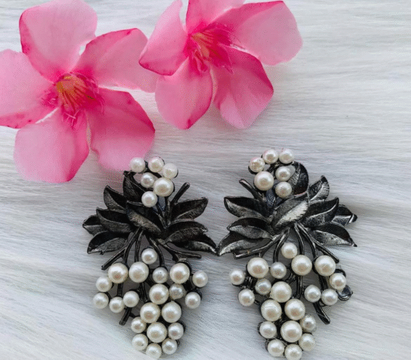 437 Pretty Oxidized Flower Earring