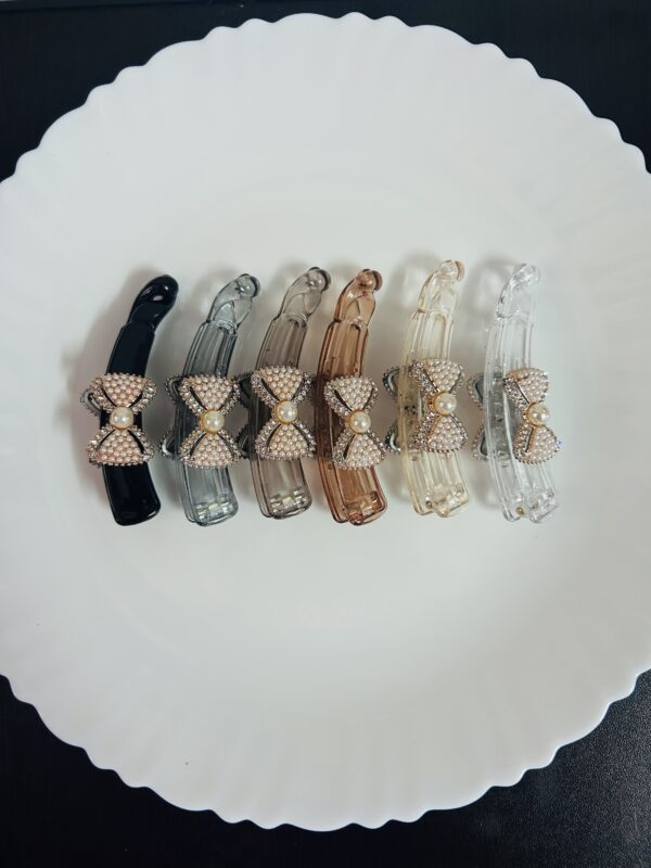 Medium Bow Style Lock Banana